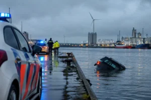 Achtervolging in Delfzijl eindigt met voertuig in het water