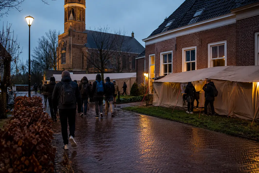 Asielzoekers brengen nacht door in Warffum door drukte in Ter Apel