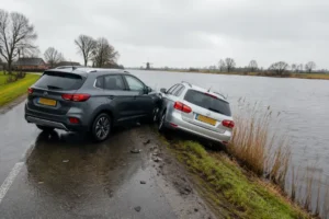 Bijna-ongeval bij Lageland: auto's op de rand van het water na botsing