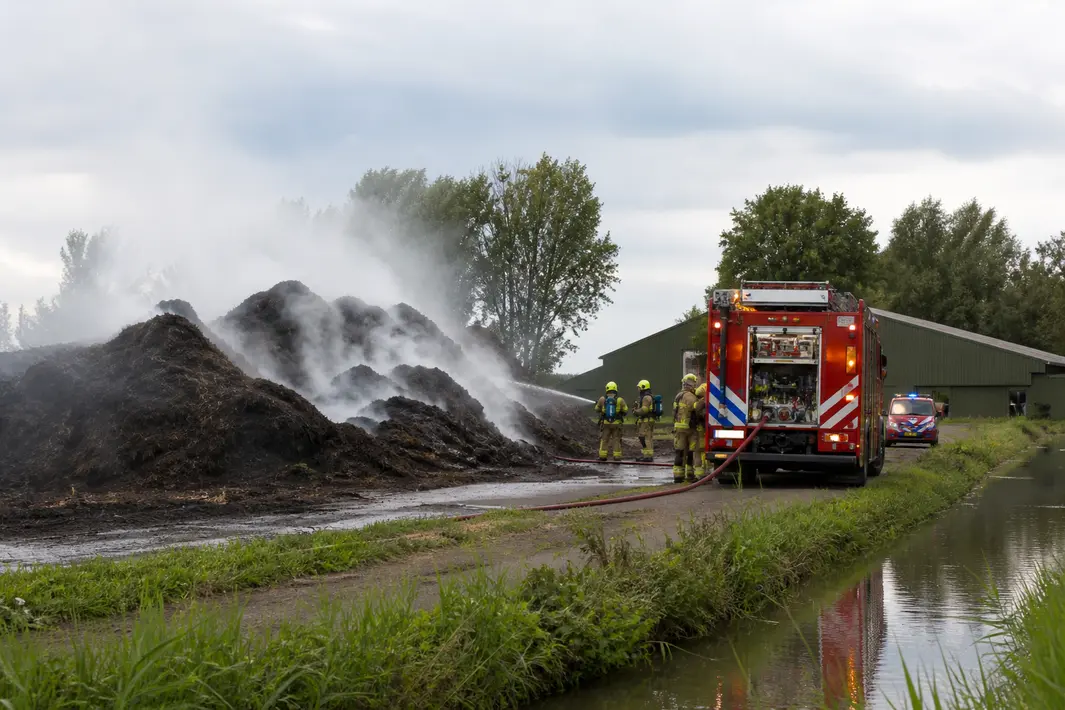 Brand in composthoop zorgt voor inzet hulpdiensten in Zevenhuizen