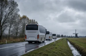 Drie bussen met circa 120 asielzoekers vanuit Ter Apel onderweg naar Groningen