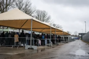 Extra beschutting geplaatst bij aanmeldcentrum Ter Apel vanwege drukte