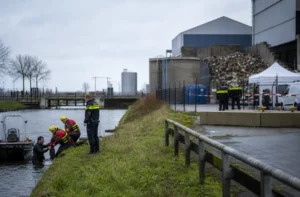Meerdere mogelijke explosieven aangetroffen bij afvalverwerker; man gered uit kanaal