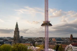Nieuwe vrijevaltoren van 80 meter maakt indruk op Meikermis in Groningen