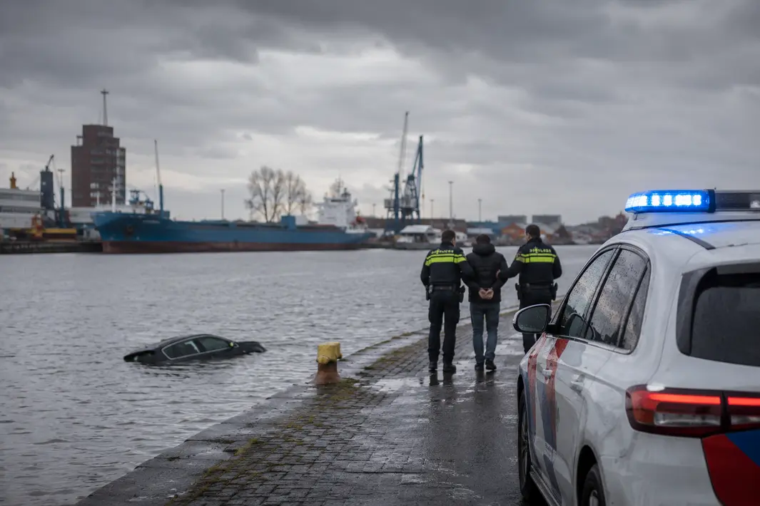 Twee aanhoudingen na achtervolging en voertuig te water in Delfzijl