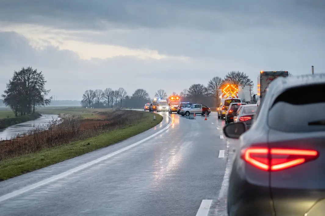 Verkeer vertraagd door ongeval op N33 bij Appingedam