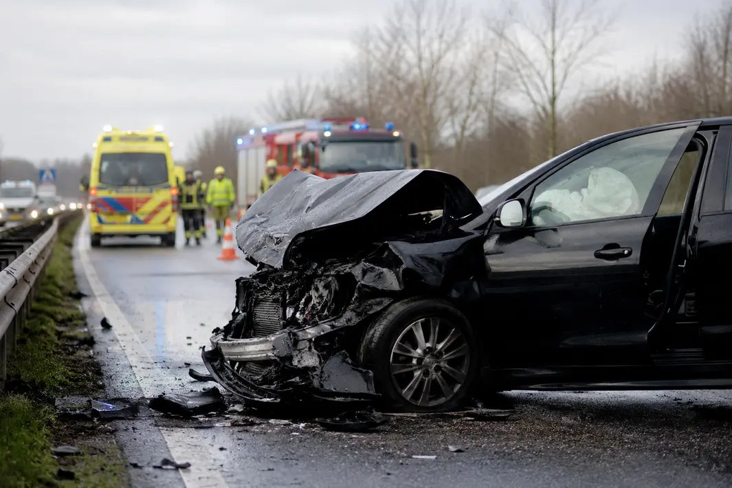 Bestuurder lange tijd bekneld na ongeluk op N33 bij Veendam