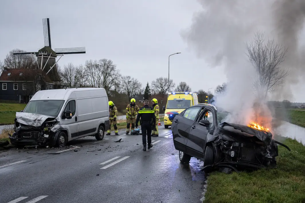 Brand in auto en ongeval met bestelbus in Groningen regio