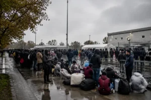 Overvolle opvanglocatie in Ter Apel leidt tot noodsituatie buiten terrein