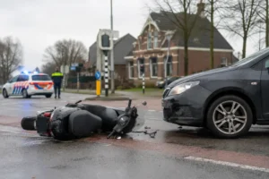 Scooter en auto betrokken bij aanrijding in Haren