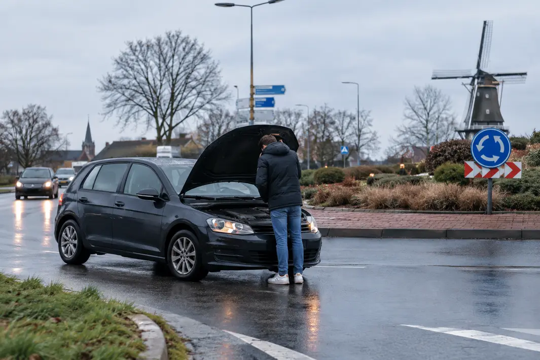Auto komt stil te staan bij rotonde in Leek door technisch probleem